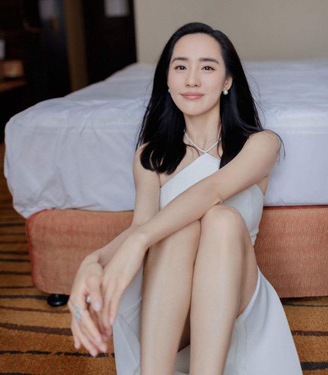 普京发现女士没酒杯后让出自己的